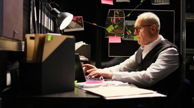 Gizli operasyondaki kıdemli memur, özel dedektifler suçları çözmede yeni detayları ortaya çıkarmak için dava dosyalarıyla çalışıyor. Polis müfettişi kanıt odasında soruşturma yürütüyor, dedektiflik işi..