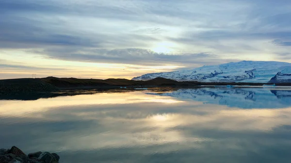 湖和雪山在冰原上 风景秀丽 冰冷的冷水 斯堪的纳维亚自然景观与山丘和田野 全景风景路线 手持射击 — 图库照片