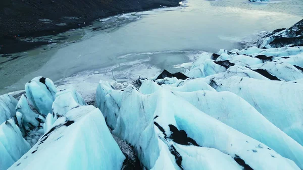 圆筒拍摄的Vatnajokull冰川裂缝和裂缝与金刚石结冰的冰块 冰岛人的本性 美丽的冰山洞穴和结冰的湖泊 北方的风景 靠近点慢动作 — 图库照片