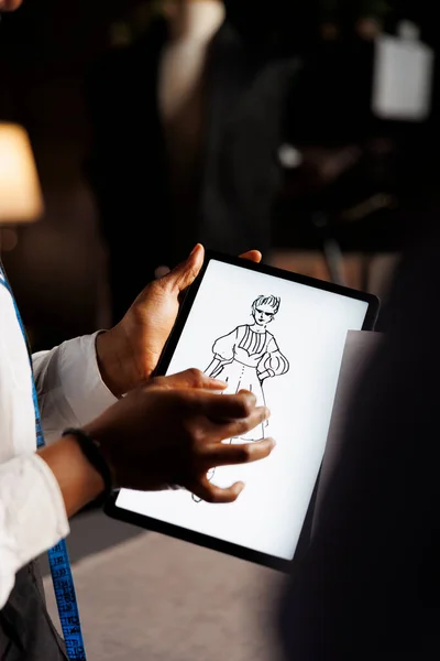 Costureiro Afro Americano Usando Esboço Desenhando Tablet Para Medir Ajustes — Fotografia de Stock