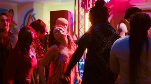一群朋友在俱乐部里聚会 对舞池上的电子音乐感到高兴 成群的人在夜总会 派对或社交活动中玩乐 三脚架射击 — 图库照片