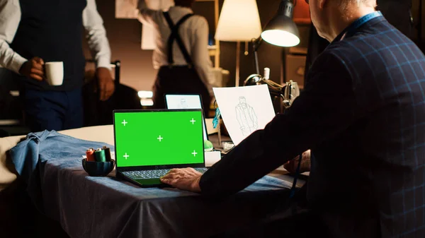 Vecchio Sarto Utilizzando Laptop Con Schermo Verde Stilista Esperto Guardando — Foto Stock