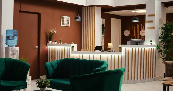 Kranbild Tom Elegant Hotellfoajé Med Incheckningsdisk Moderna Resor Semester Boende — Stockfoto