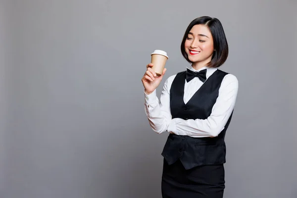 Sorridente Cameriera Asiatica Indossa Uniforme Professionale Bere Caffè Dalla Tazza — Foto Stock