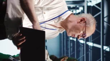 Dikey video teknisyenleri enerji tasarruflu veri merkezi altyapısını izleyen danışmanlar. Tüketimi en aza indirmek ve genel konum karbonu azaltmak için kullanılan yenilenebilir enerji kaynaklarını kullanan sunucu parçaları