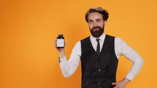 Fine Dining Butler Houdt Vitaminen Pot Camera Presentatie Fles Van — Stockvideo