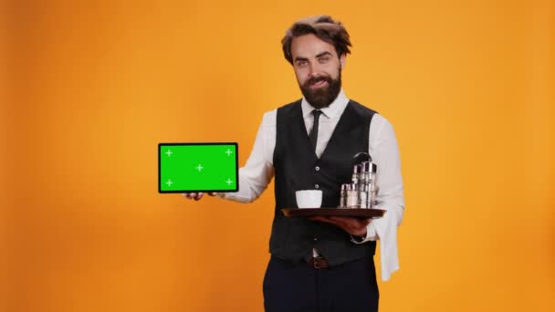 Radostný Zaměstnanec Ukazuje Zelený Krém Tabletu Pózuje Jídlem Talíř Žlutém — Stock video