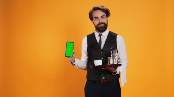 Camarero Barbudo Presenta Pantalla Verde Pantalla Del Teléfono Sosteniendo Teléfono — Vídeo de stock