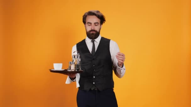 Šokovaný Číšník Překvapenou Reakcí Nesoucí Kávu Podnos Jídlem Který Byl — Stock video