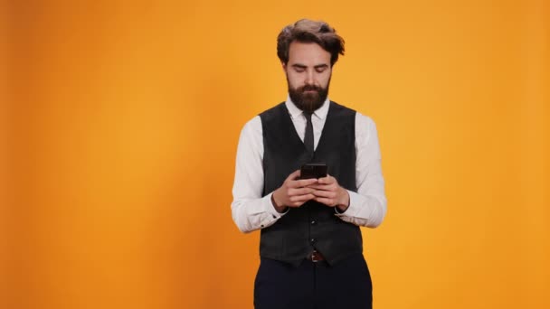 Κομψό Σερβιτόρος Χρησιμοποιεί Smartphone Κείμενο Πριν Από Την Εξυπηρέτηση Των — Αρχείο Βίντεο