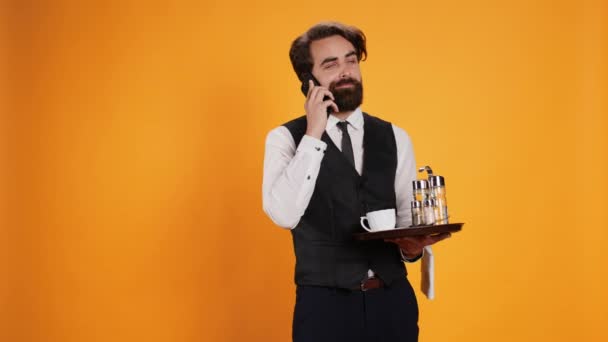Restaurant Ober Smartphone Oproep Het Maken Van Reserveringen Voor Fancy — Stockvideo
