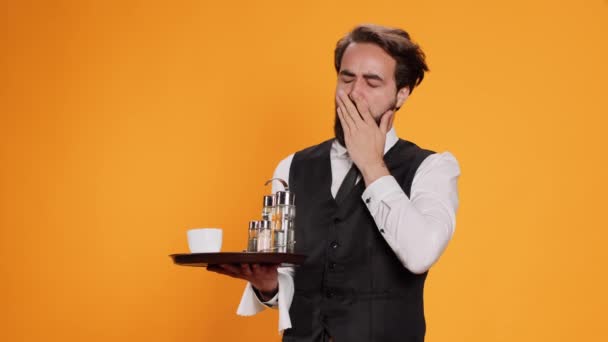 Перероблений Офіціант Почувається Втомленим Камеру Позіханням Тягнеться Чергування Досвідчений Працівник — стокове відео