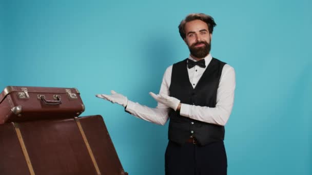 Der Hotelangestellte Präsentiert Sich Links Studio Trägt Formalen Anzug Und — Stockvideo