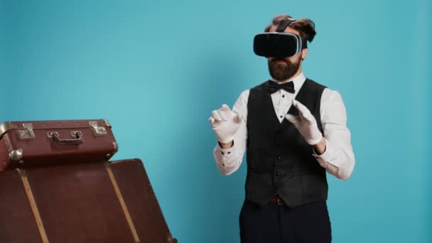 Moderní Vrátný Používající Brýle Proti Modrému Pozadí Využívající Technologii Virtuální — Stock video