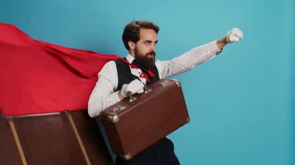Hotel Concierge Verhält Sich Wie Ein Superheld Mit Rotem Umhang — Stockvideo