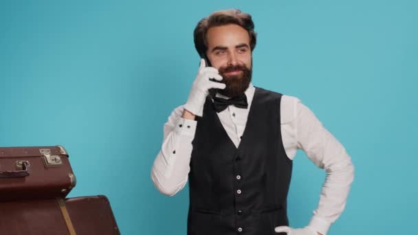 Bellhop Praat Mobiele Telefoongesprek Met Hotelgasten Het Maken Van Externe — Stockvideo