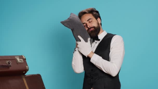 Homem Sino Sonolento Posando Com Travesseiro Estúdio Burnout Publicitário Sendo — Vídeo de Stock