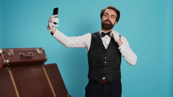 Stüdyoda Takım Elbiseli Kapıcı Fotoğraf Çekerken Selfie Çekmek Mavi Arka — Stok video