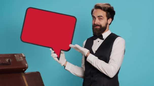 Hotel Concierge Zeigt Werbung Mit Sprechblase Die Auf Ein Leeres — Stockvideo