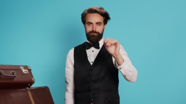 Pförtner Hebt Die Hand Ein Stoppschild Vor Blauem Hintergrund Zeigen — Stockvideo