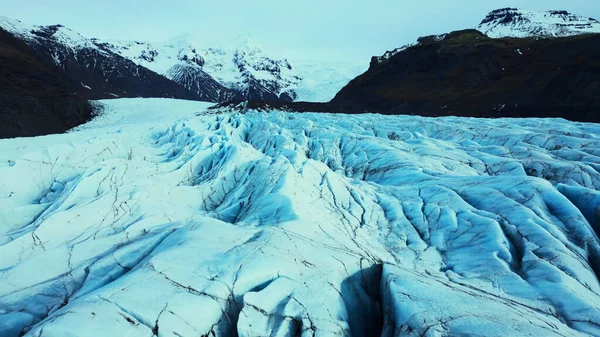 在冰原的Vatnajokull冰团上的冰冰块的鼓声拍摄 冰层岩石破裂 神奇的冰山帽和结冰的洞穴创造了壮观的北极风景 慢动作 — 图库照片