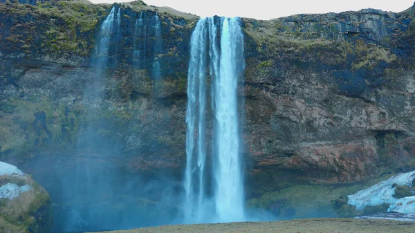 2023年3月左右 美丽的西沙兰德斯瀑布落在冰原上 雄伟的河流从悬崖上流下 冰岛人在北方的风景中群山交错 手持射击 — 图库照片