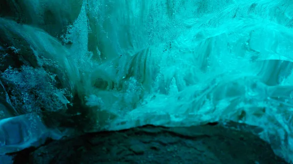 北の氷の岩から滴り落ちる水 地球温暖化の概念 氷のブロックは Vatnajokull氷河の洞窟の中に溶け込み アイスランドの風景は気候変動後に破壊されています 手持ち撮影 — ストック写真
