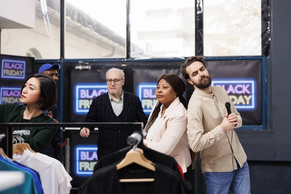 Alışverişçiler Kara Cuma Kıyafetleri Karıştırıyor Insanlar Kelepir Mal Arıyor Geleneksel — Stok fotoğraf