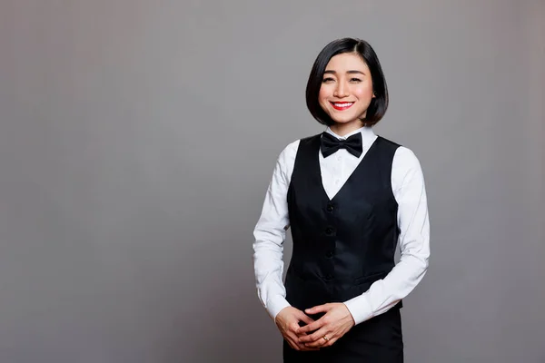 Sorrindo Asiático Restaurante Garçonete Vestindo Preto Branco Uniforme Olhando Para — Fotografia de Stock