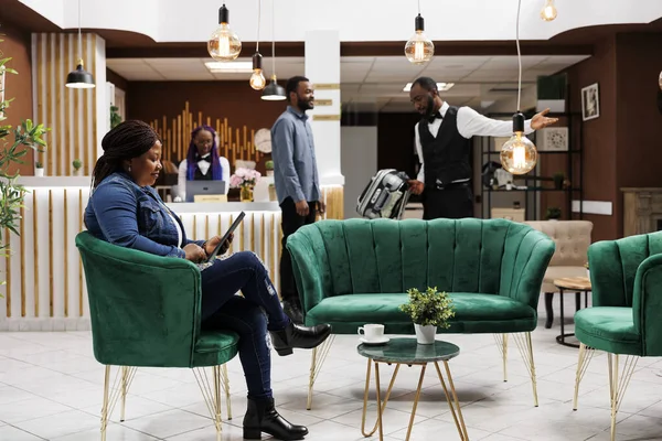 Eine Afroamerikanische Hotelbesucherin Ruht Sich Während Einer Urlaubsreise Loungebereich Aus — Stockfoto