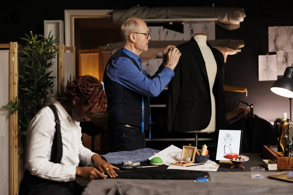 Ältere Professionelle Couturier Machen Anpassungen Exquisiten Handgefertigten Anzug Blazer Auf — Stockfoto
