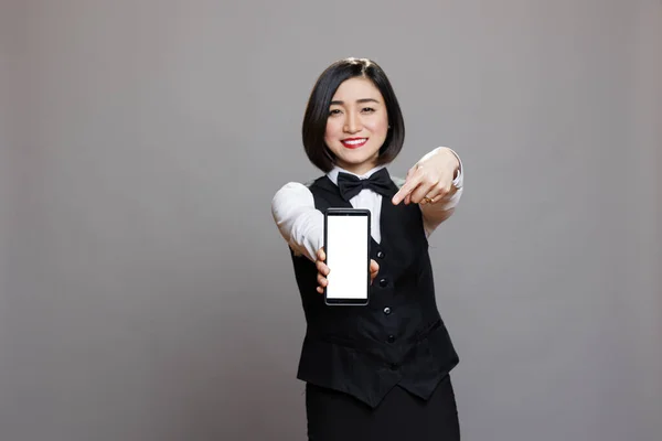 Sonriente Camarera Asiática Anunciando Teléfono Inteligente Apuntando Pantalla Vacía Para — Foto de Stock