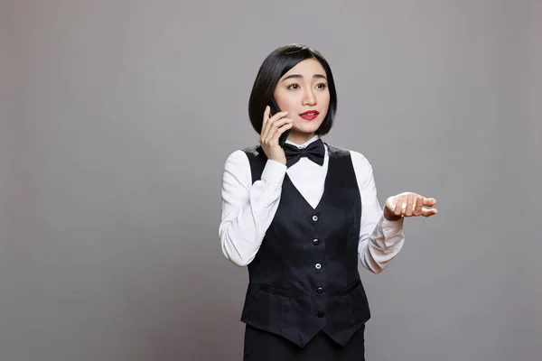 Restaurang Kvinna Anställd Servitris Uniform Talar Smartphone Instruktioner Från Chefen — Stockfoto