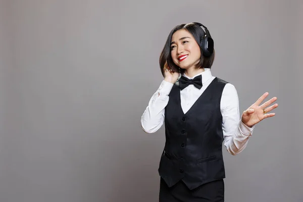 Avslappnad Asiatisk Servitris Lyssnar Musik Hörlurar Glad Restaurang Kvinna Anställd — Stockfoto