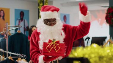 Noel Baba kostümü giyen işçiler kostüm mağazasında müşterileri Noel çekilişine davet ederek bayram sezonunda promosyon ödülü kazanırlar.