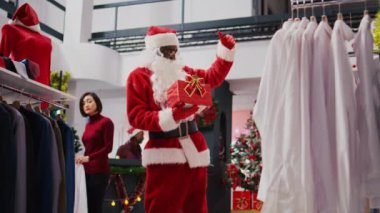 Noel Baba kostümü giyen perakende asistanı kış tatilinde çekiliş katılımcılarını toplamakla görevli. Moda mağazasında işçi tutma yarışması, müşterileri davet etme.