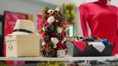 Kış tatili sezonunda kıyafet mağazasında Noel süsleri yakın çekim. Moda butiğinde xmas süsleri, çelenkler ve resmi kıyafet gösterimi