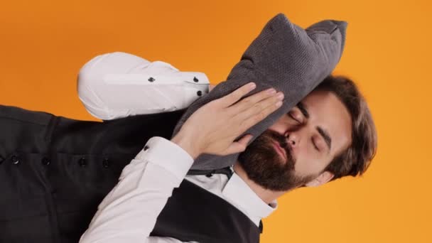 Pionowe Wideo Wyczerpany Kelner Drzemie Poduszce Śpiąc Gdy Stoi Nad — Wideo stockowe