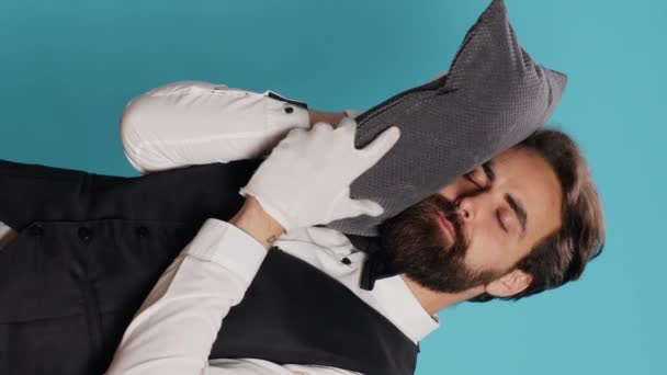 Vertikales Video Sleepy Bellman Posiert Mit Kopfkissen Studio Wirbt Für — Stockvideo