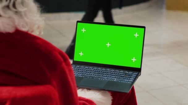 Noel Baba Kılığındaki Alışveriş Merkezinin Müdürü Elinde Yeşil Ekran Dizüstü — Stok video