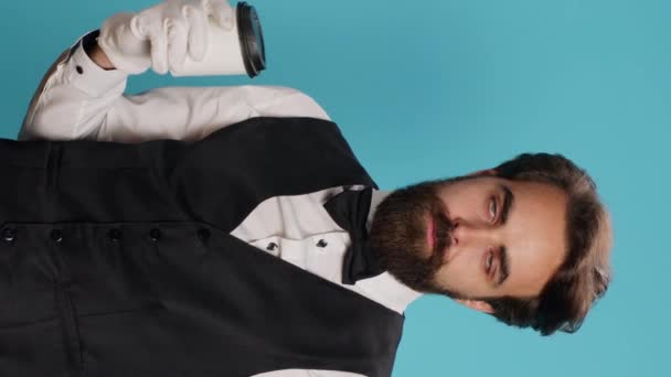 Vertikale Video Doorman Posiert Mit Kaffeetasse Studio Trägt Weiße Handschuhe — Stockvideo