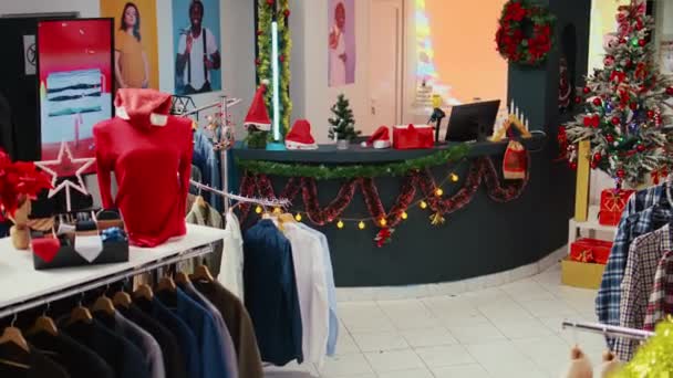 Abgeschobene Aufnahme Einer Festlichen Modeboutique Mit Wunderschön Geschmücktem Weihnachtsbaum Girlanden — Stockvideo