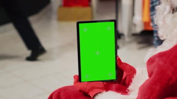 Dipendente Negozio Abbigliamento Decorato Festivo Vestito Babbo Natale Possesso Tablet — Video Stock