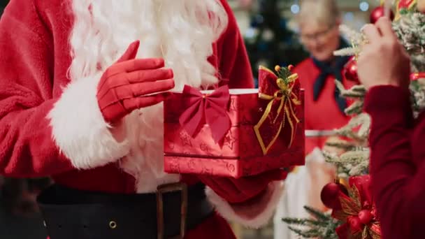 Papai Noel Decorar Festivo Loja Moda Segurando Caixa Coleta Agindo — Vídeo de Stock