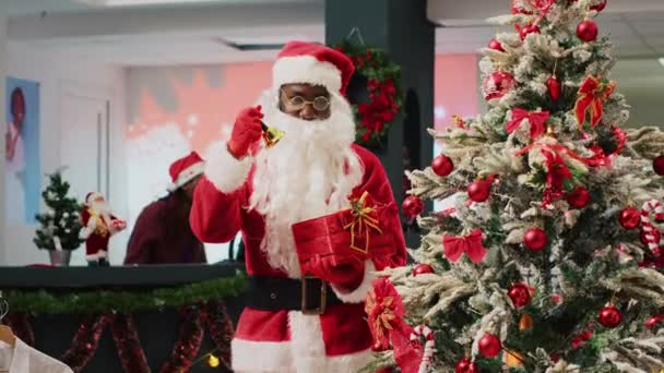 Africký Americký Zaměstnanec Vydávající Santa Clause Zvoní Vedle Krásně Zdobeného — Stock video