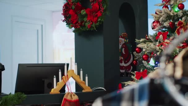 Prachtig Versierde Kerstboom Decoraties Feestelijke Kledingwinkel Winkelcentrum Kerstmis Sieren Mode — Stockvideo