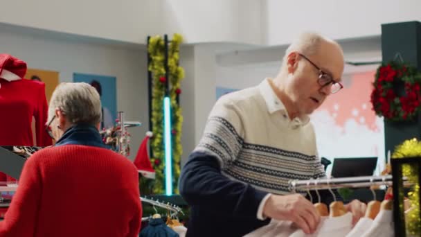 Senioren Paar Blij Het Vinden Van Ideale Kerstcadeau Voor Zoon — Stockvideo