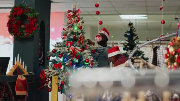 Dipendenti Afroamericani Indossano Babbo Natale Ornating Albero Natale Nel Negozio — Video Stock