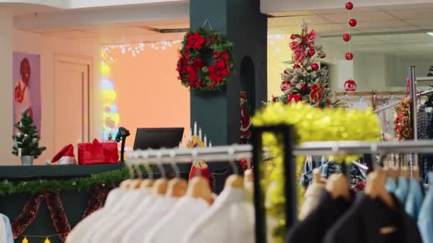 Festlich Weihnachtlich Dekoriertes Geschäft Mit Einer Großen Auswahl Kleidung Zum — Stockvideo