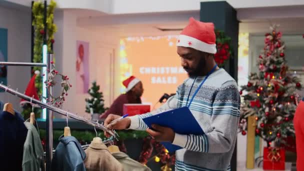 Gestionnaire Portant Chapeau Père Noël Tenant Presse Papiers Parcourant Les — Video